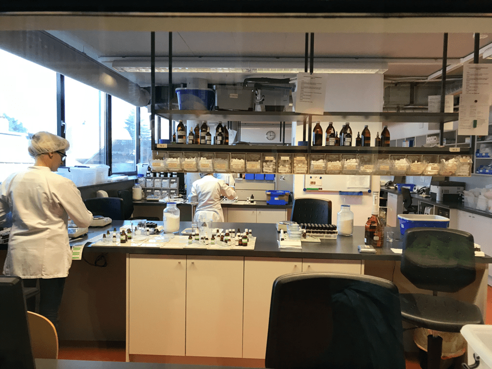 Malá laboratoř na výrobu homeopatik u lékárny Salvator